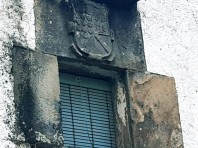 El curioso escudo de una casa de Silió.