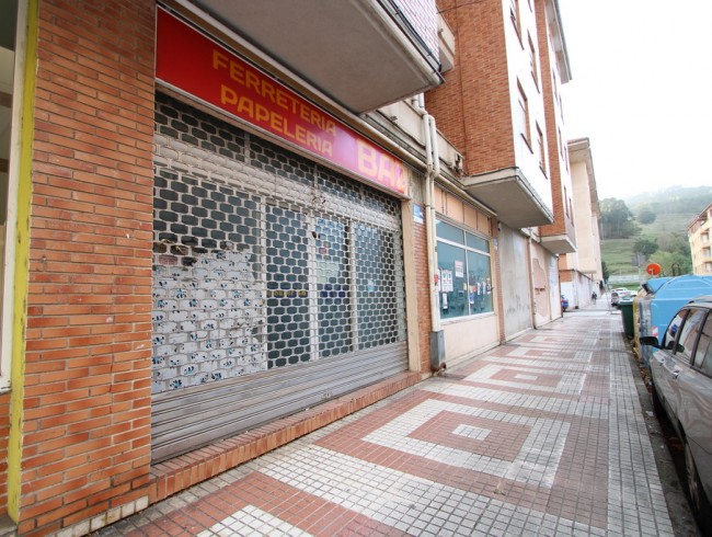 Local comercial en alquiler en Los Corrales de Buelna con 359 m2 por 1.850 €/mes